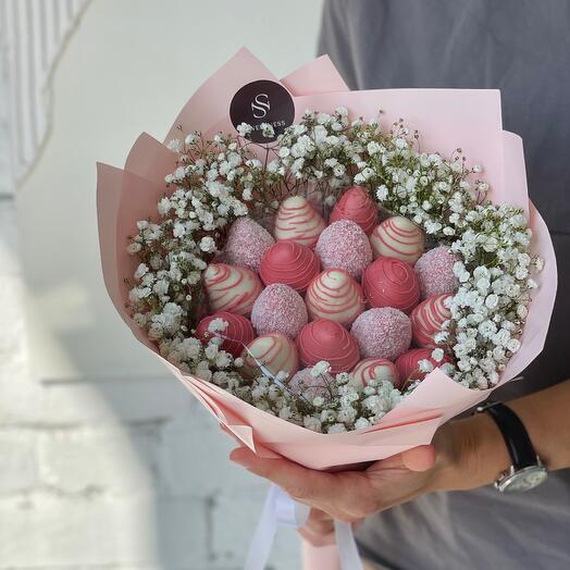 Клубника в шоколаде букет с живыми цветами гипсофила Rose 19 ягод