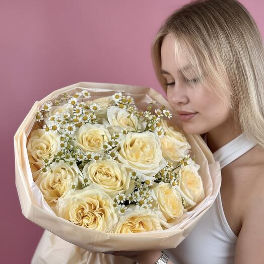 Нежный букет из 15 роз Канделайт и матрикарии
