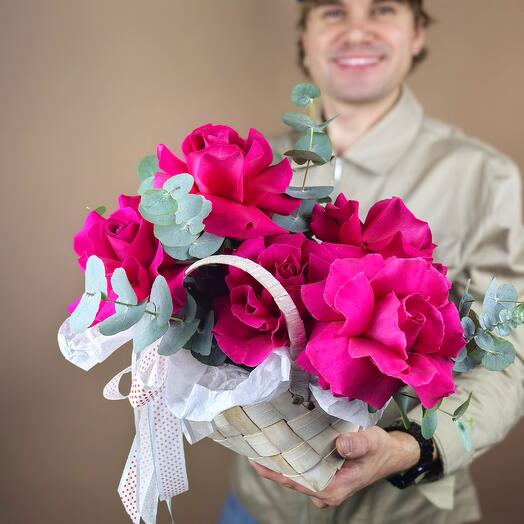 Яркая корзинка M с французскими яркими Розами