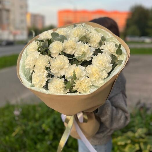 Букет из белых диантусов с эвкалиптом