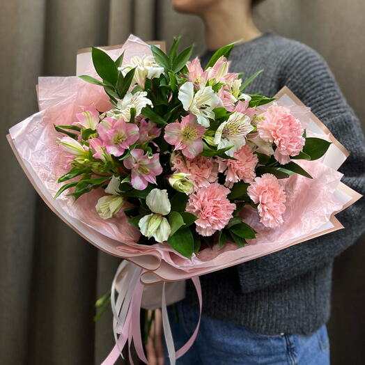 Авторский букет из Гвоздик и Альстромерий с Рускусом