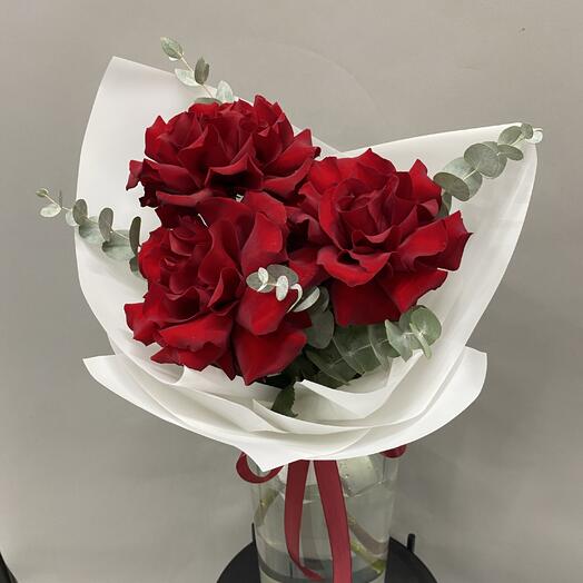 Роза 3 штуки с эвкалиптом в упаковке