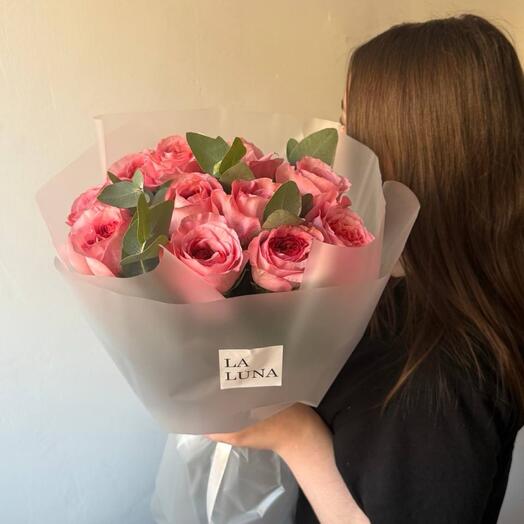 Монобукет из 11 пионовидных роз Pink expression с ароматным эвкалиптом