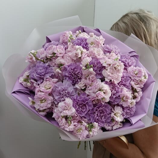 Букет из диантуса ( гвоздики), маттиолы