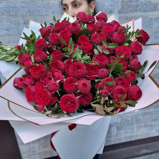 Букет из 19 кустовых роз «Страсть»