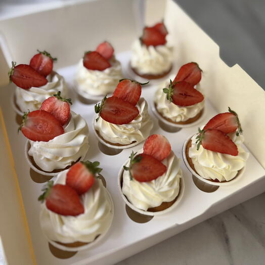 Набор 9 капкейков с клубникой для мамы. Капкейки маме