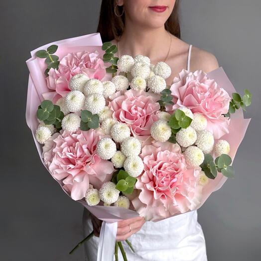 Нежный букет французские розы, хризантема Ньютон и эвкалипт