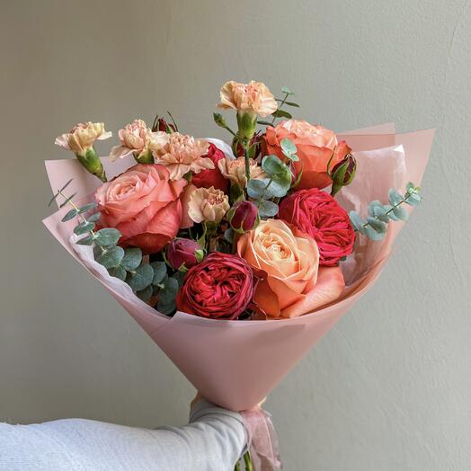 Яркий букет розой кахала и рэд пиано