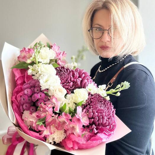 В состав букета входят хризантема бигуди, альстромерия, маттиола