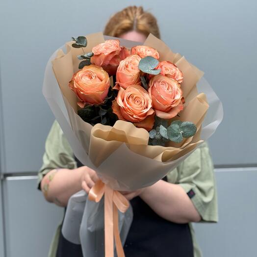 Роза сорта кахала в осеннем букете с эвкалиптом «Рыжик»