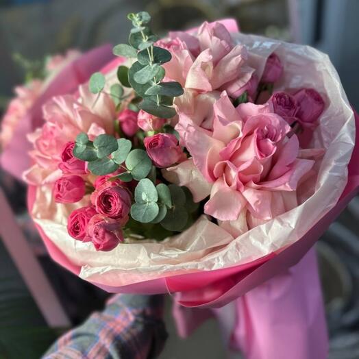 Букет "Микс роз" из французской одноголовой розы, кустовой пионовидной розы и эвкалипта