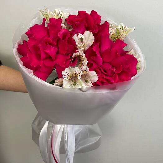 Сборный букет из ароматной французской розы и альстромерии