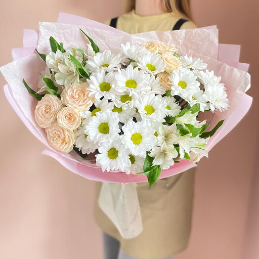 Букет кремовых кустовых роз, альстромерии и ромашек🧁🌿