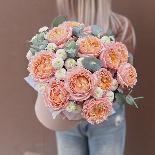 Golden Fleur. Пионовидная кустовая роза Джульетта, хризантемы и эвкалипт в коробке