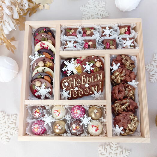 Новогодний подарочный набор в деревянном боксе. Шоколадный набор С новым годом. Сладкий набор