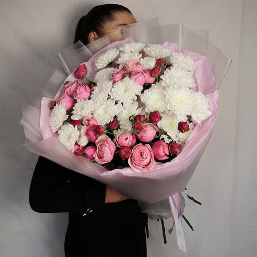 💖Большой букет из белых пушистых кустовых хризантем и пионовидных кустовых роз в дизайнерском оформлении