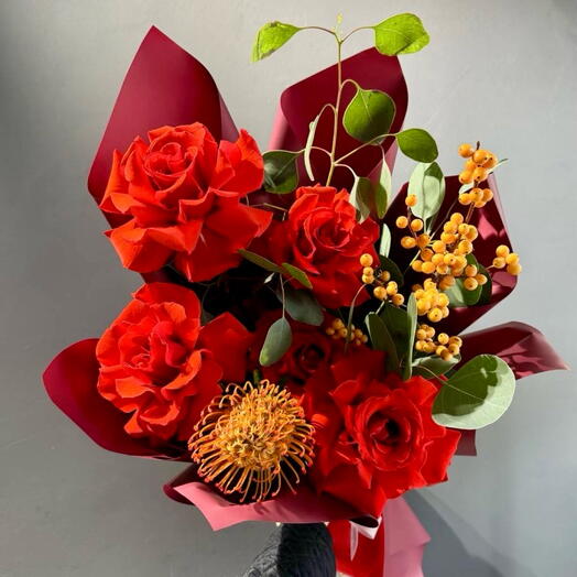 Осенний букет с розами, илексом и нутаном