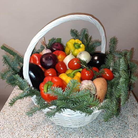 Корзинка из овощей новогодняя