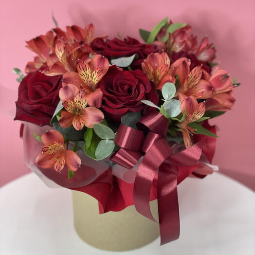 Бокс с розами и альстромерией