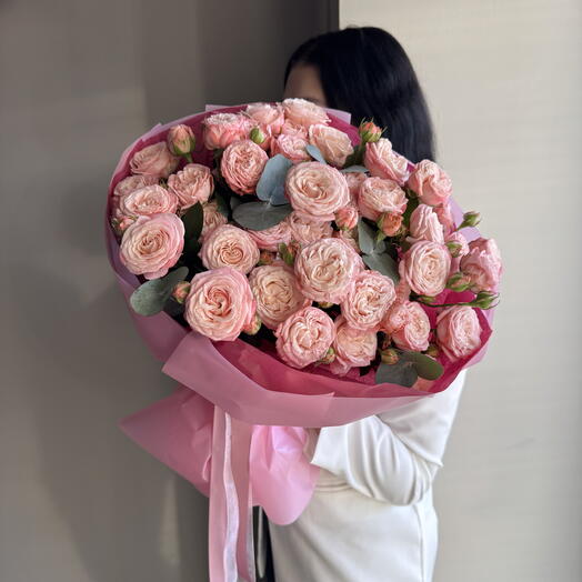 Букет «11 кустовых пион роз с эвкалиптом» (мадам)