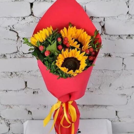 Bouquet of 3 sunflowers with hypericum