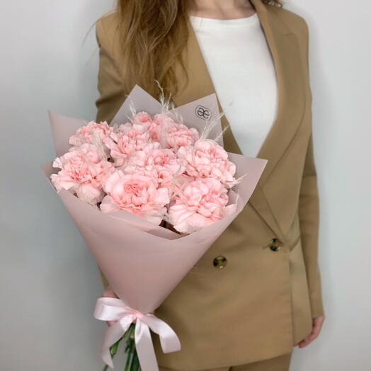Монобукет из 9 розовых гвоздик с ковылью