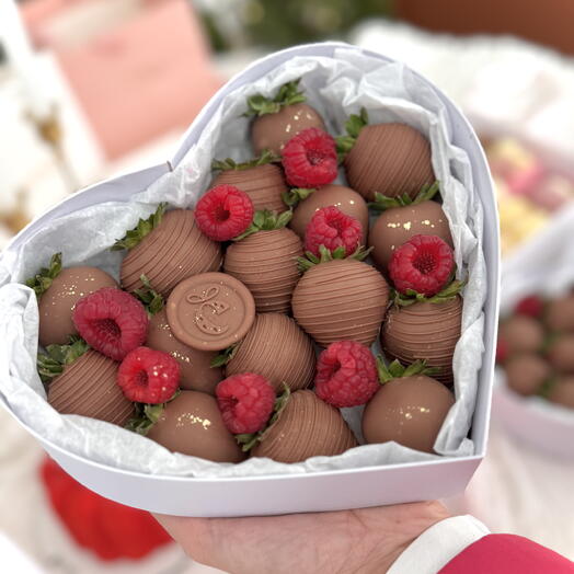 Маленькое сердце клубника в шоколаде для мамы