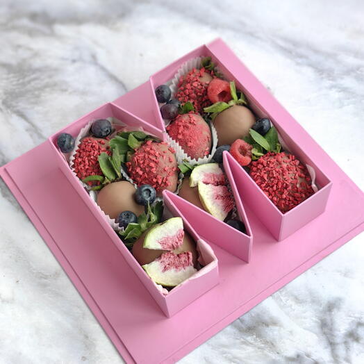 Клубника в шоколаде маме, клубника в шоколаде буква М, подарок маме, коробка мама, день матери, клубника маме