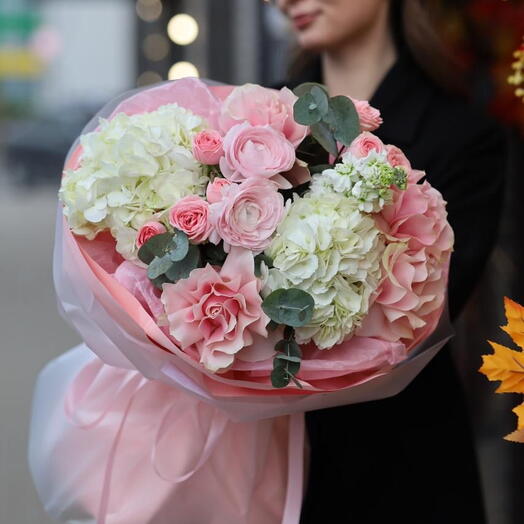 Букет в розовых тонах с ранункулюсом