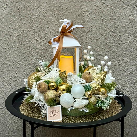 Новогодняя композиция с фонарём и птицами