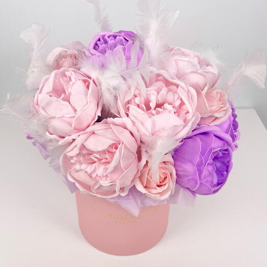 Нежная композиция из мыльных цветов