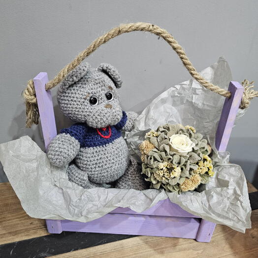 Мишка в ящике с  букетом