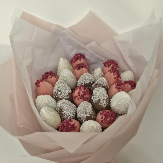 Букет из клубники в шоколаде "Нежное объятие"
