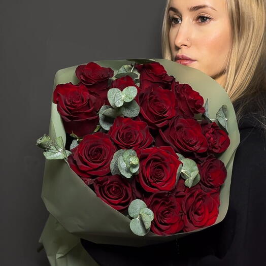 Букет из 15 роз с эвкалиптом red
