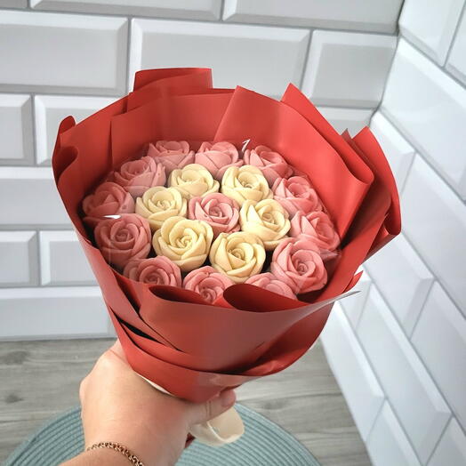 Букет из шоколадных роз в красной упаковке