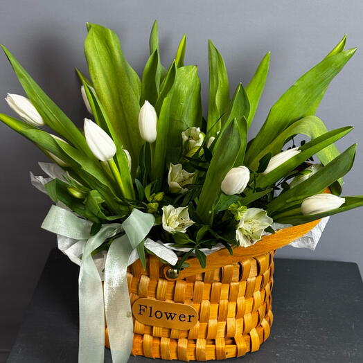Корзина с голландскими тюльпанами на 8 марта