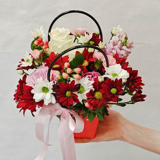 Композиция из розовых и белых роз с ромашками и гиперикумом