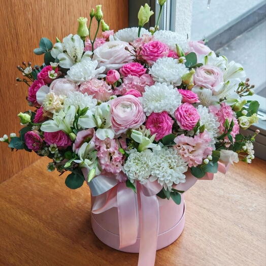 Цветочная коробочка "Розовое счастье" с ранункулюсами