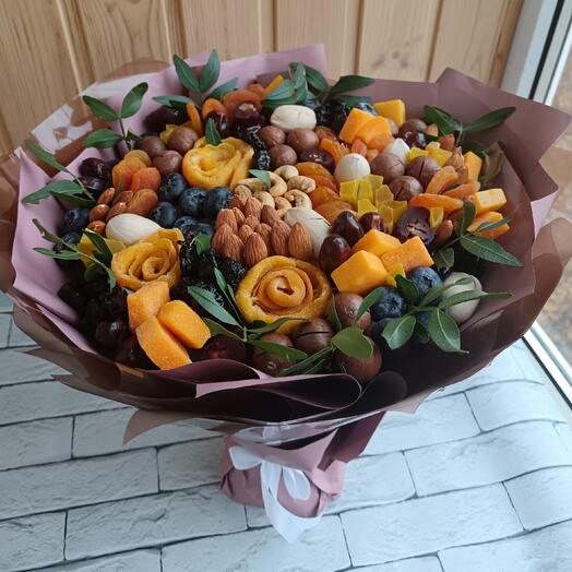 Букет из сухофруктов " манговые розы"