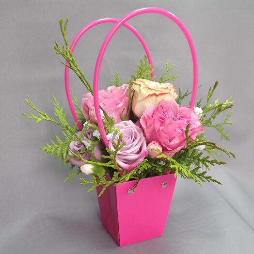 Зимний букет в коробке из роз и туи