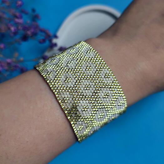 Широкий браслет "Сияние" из бисера, 3,5 см, золотистый+белый сатин