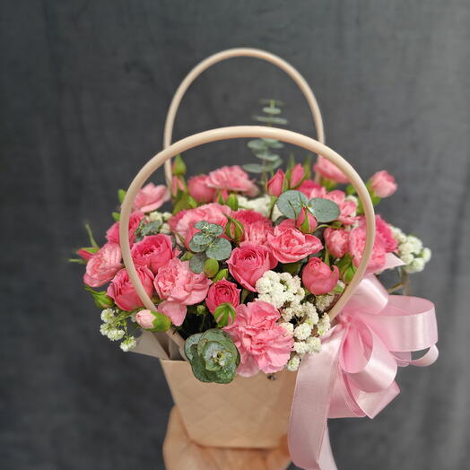 Композиция в сумочке с цветами