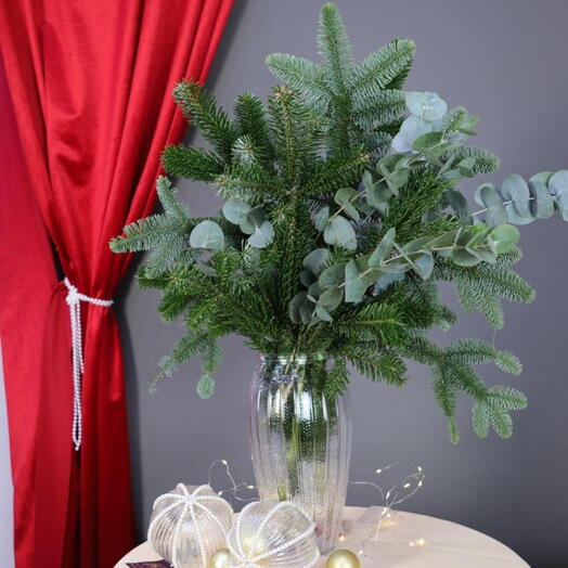 Еловая композиция в вазе на стол