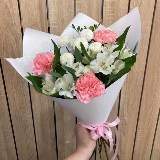 Нежный букет с сортовой хризантемой и диантусами 🌸🎀