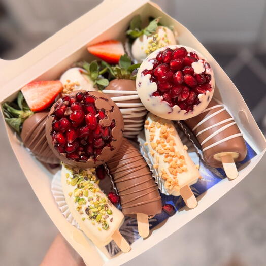 Набор из клубники, граната и бананов в шоколаде