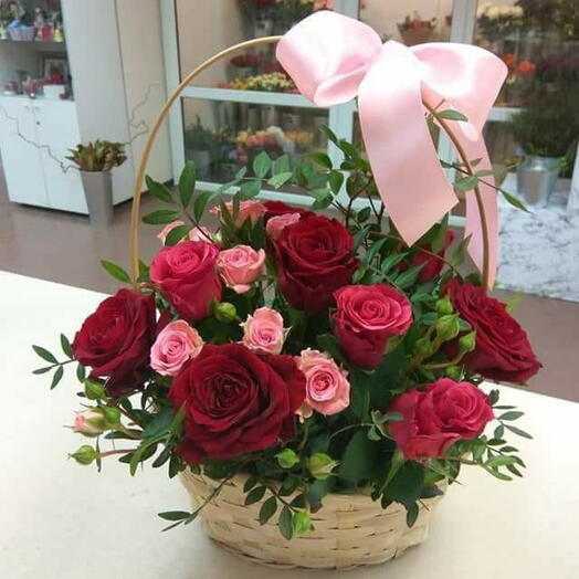Корзина с розами и зеленью