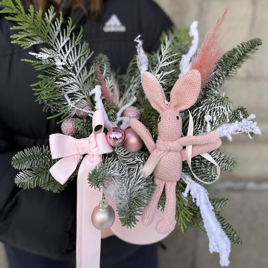 Нежнейшая хвойная композиция в розовых тонах с прекрасным новогодним декором