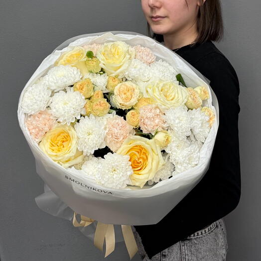 Шикарный  букет с розами Канделайт, кустовыми розами, кустовой хризантемой и пушистыми диантусами Брют