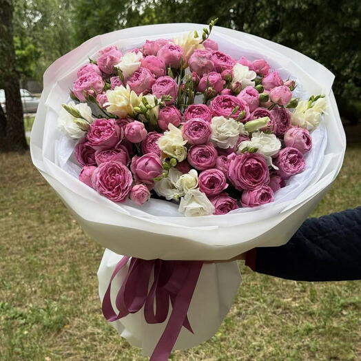 Букетик из кустовых роз и фрезии