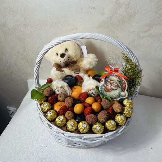 Корзина с фруктами и Ферреро на Рождество